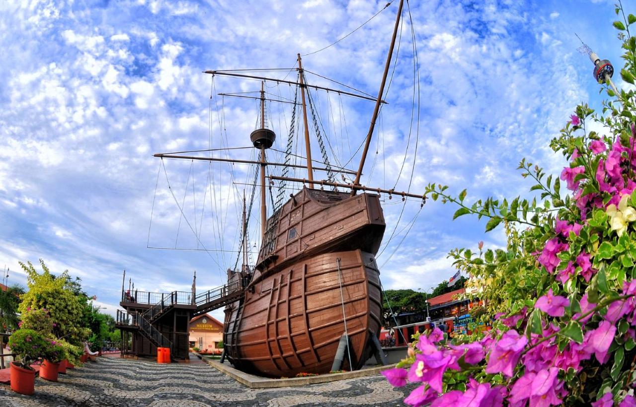 Swan Garden Hotel Malacca Exterior photo